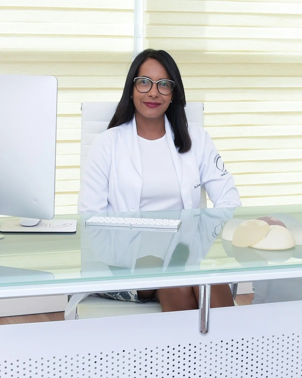 Dra. Lourdes Rodríguez en su consultorio