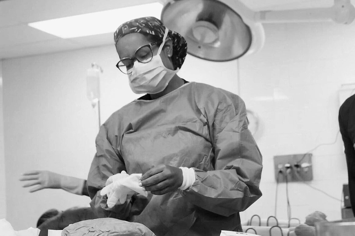 Dra. Lourdes Rodríguez preparando su trabajo en quirófano